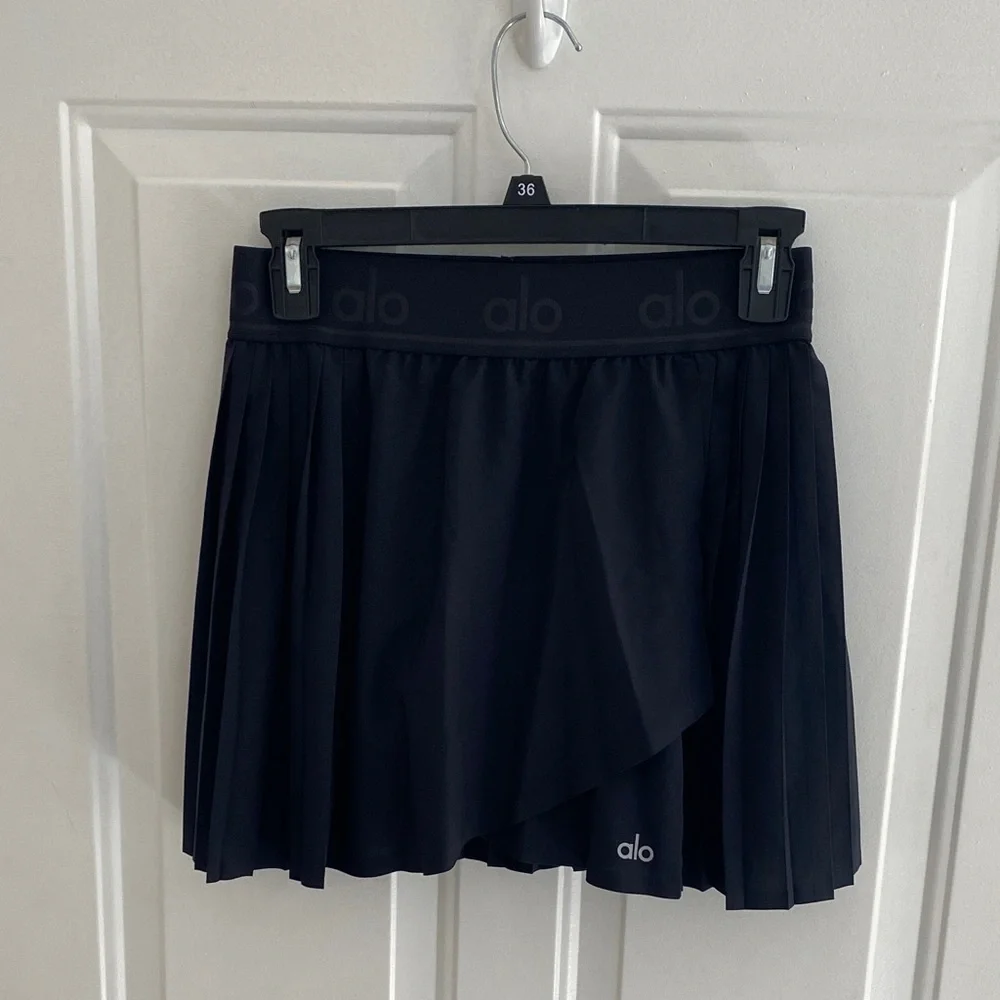 Alo Yoga Aces Tennis Skirt ( with build in shorts)